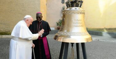 Папа освятил колокол «Голос нерождённых» (+ ФОТО)
