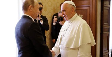 Путин поздравил Папу Римского Франциска по случаю 10-летия его избрания