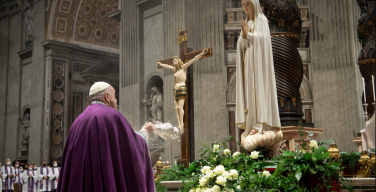 Папа Франциск: «Будем же неустанно вверять дело мира Царице мира»