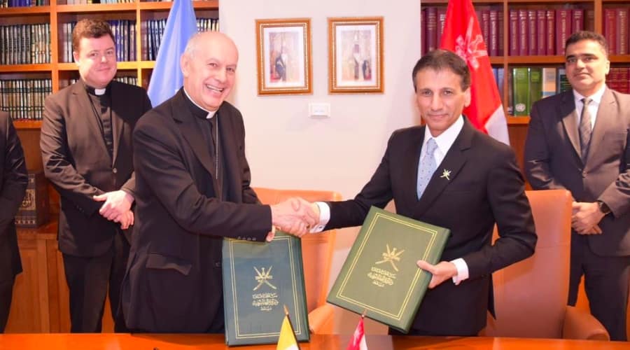 Ватикан установил дипломатические отношения с Оманом