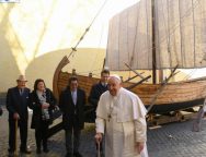 Папе Франциску подарили «лодку Петра» (ФОТО)