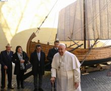 Папе Франциску подарили «лодку Петра» (ФОТО)