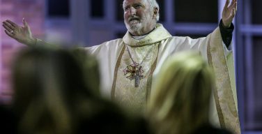 Папа молится об убитом епископе Лос-Анджелеса О’Коннелле