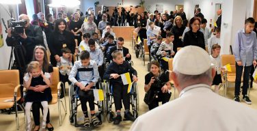 Папа Франциск посетил незрячих детей в Будапеште (+ ФОТО)
