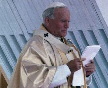 Папа Франциск выступил в защиту Иоанна Павла II