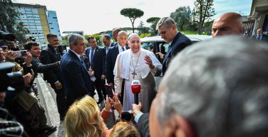 Папа Франциск покинул больницу им. Джемелли и вернулся в Ватикан (ФОТО)