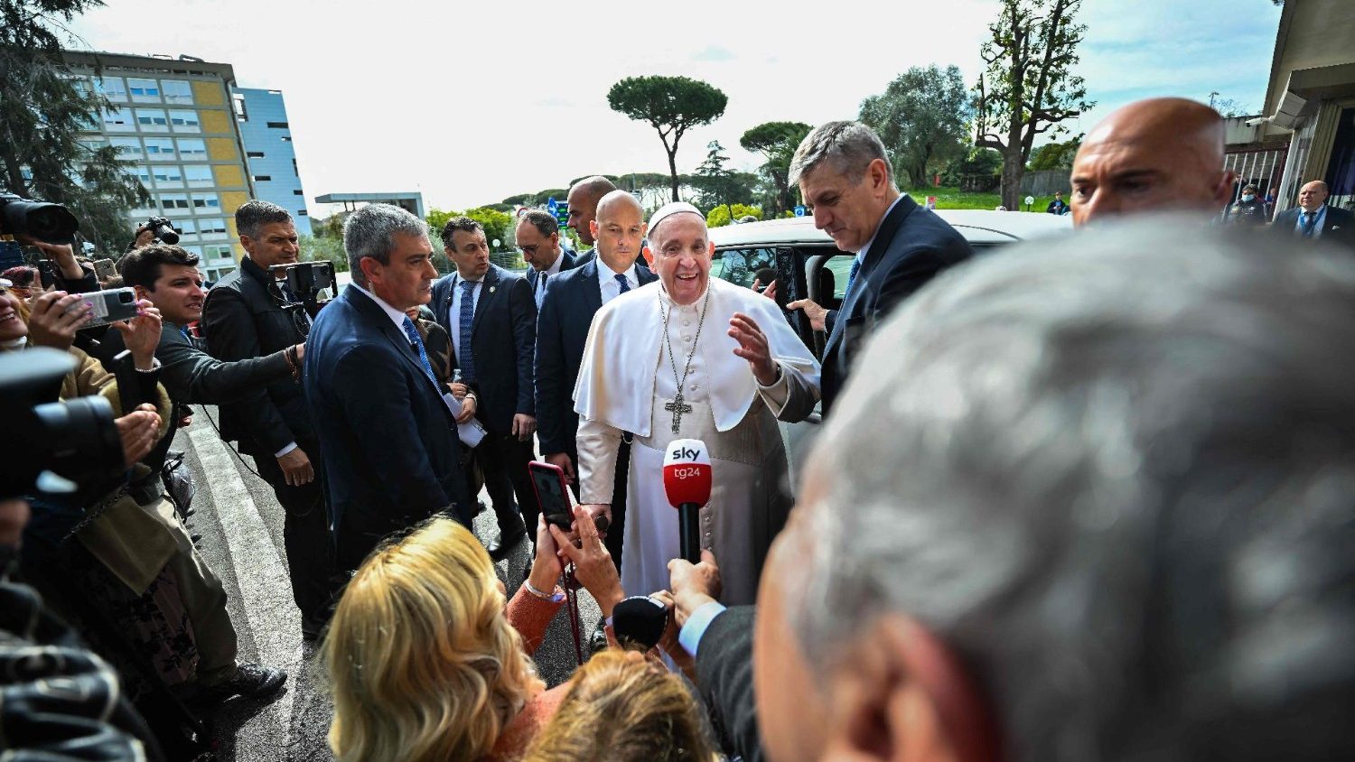 Папа Франциск покинул больницу им. Джемелли и вернулся в Ватикан (ФОТО)