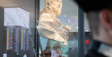 Знаменитая скульптура «Спаситель мира» работы Бернини выставлена на обозрение в аэропорту Рима