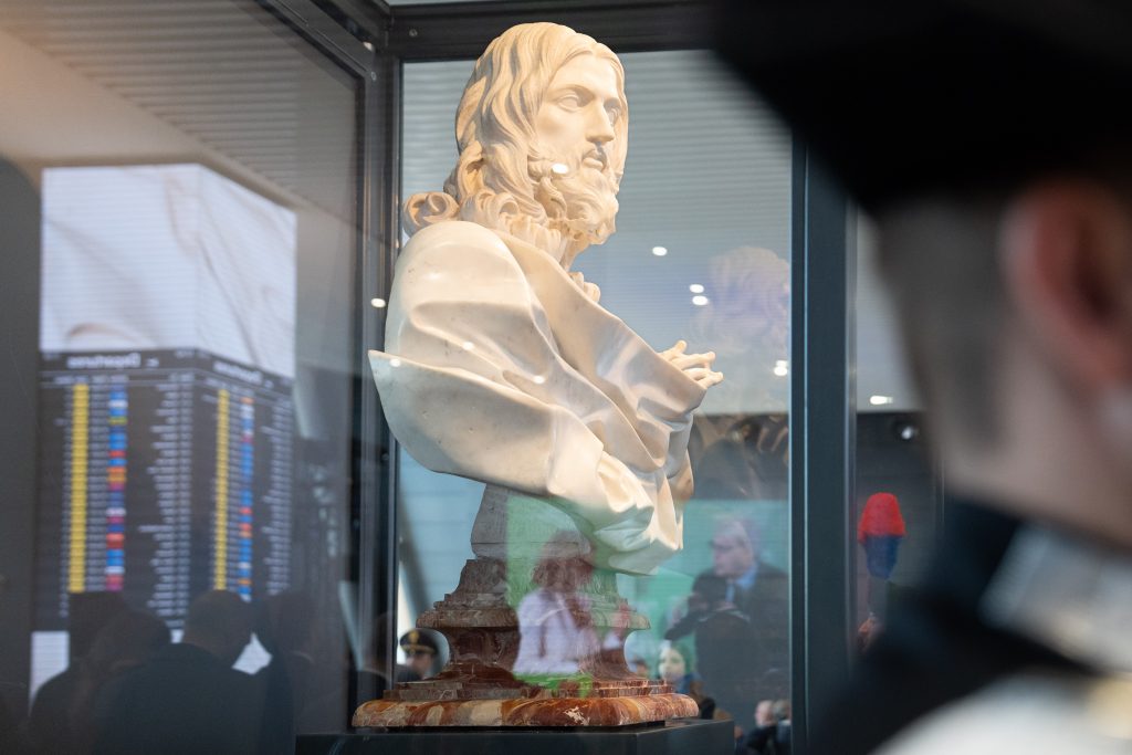 Знаменитая скульптура «Спаситель мира» работы Бернини выставлена на обозрение в аэропорту Рима