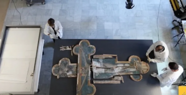 Музейным реставраторам Ватикана удалось воскресить к Пасхе уникальный алтарный крест 15 века