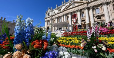 На Пасху площадь Святого Петра украсили голландскими цветами (ФОТО)