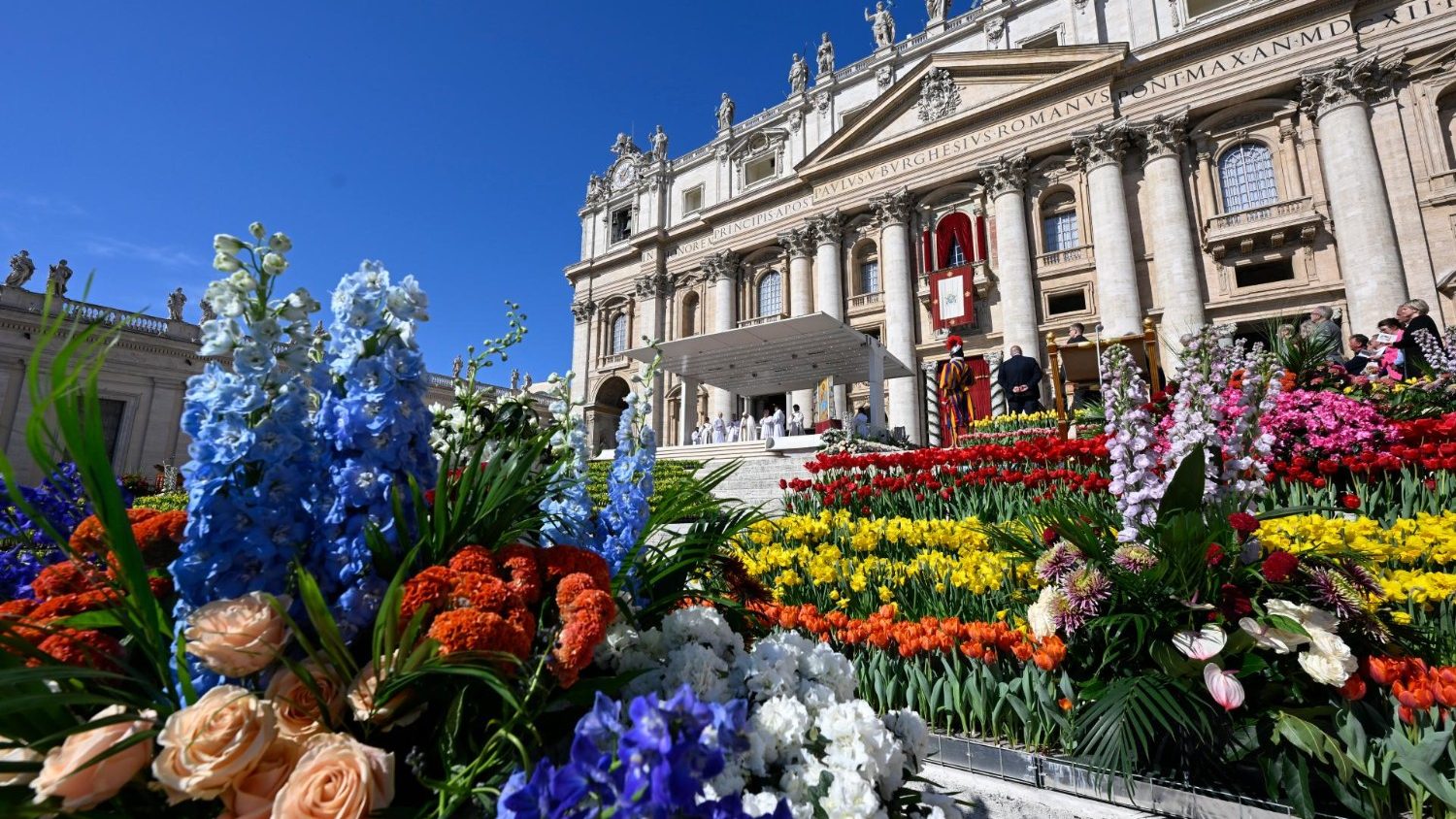 На Пасху площадь Святого Петра украсили голландскими цветами (ФОТО)