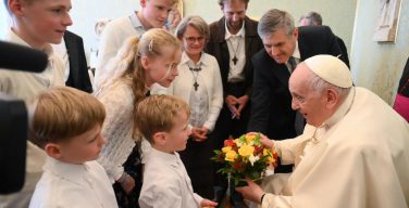 Епископ Рима встретился с Общиной Блаженств (+ ФОТО)