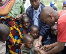 Детский фонд ООН заявил об утрате доверия к прививкам