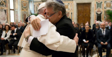 Папа поздравил раввина Авраама Скорку