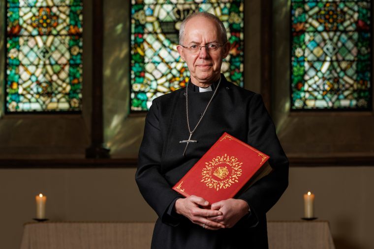 Архиепископ Кентерберийский получил экземпляр Библии, специально выпущенной для коронации Карла III