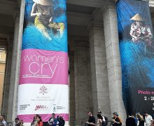 На площади Святого Петра в Ватикане открыта фотовыставка «Женский крик»