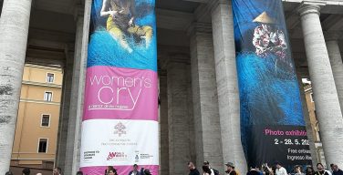 На площади Святого Петра в Ватикане открыта фотовыставка «Женский крик»