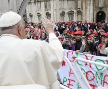 Папа — молодым паломникам: лукавый счастлив, когда мы сплетничаем и ссоримся
