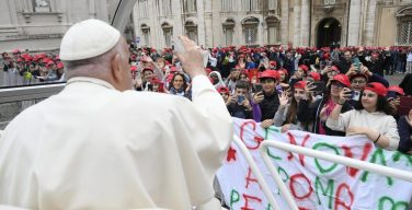 Папа — молодым паломникам: лукавый счастлив, когда мы сплетничаем и ссоримся