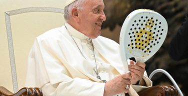 Ракетка, подписанная Папой, поможет 500 бедным семьям
