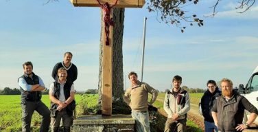 В Ирландии французские волонтеры устанавливают уличные кресты – кальварии