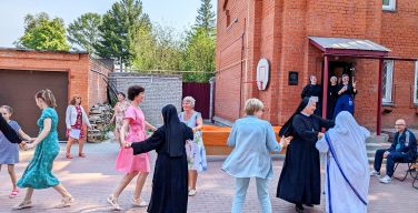 «А у нас во дворе…» Праздник в новосибирском приходе францисканцев (+ ФОТО)
