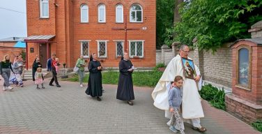 «Если молишь чуда…» Праздник святого Антония Падуанского в Новосибирске (ФОТО)