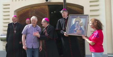 Архиепископу Гуджеротти подарили необычную копию Будславской иконы