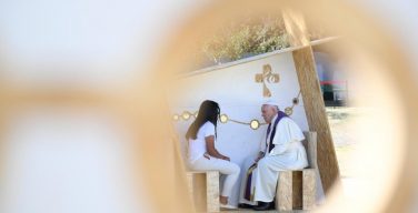 Папа Франциск исповедовал молодых паломников ВДМ-23 (ФОТО)