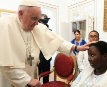 Папа приветствовал 106-летнюю женщину и тяжелобольную девушку (ФОТО)