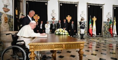 Первый день визита Папы в Португалию за одну минуту — от Vatican News (ВИДЕО)