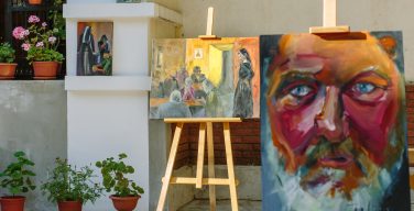 «Се человек»: выставка с портретами и историями во дворике католического храма (+ ФОТО)