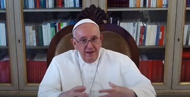 В беседе с молодежью из Азии Папа Франциск высказался о «бодишейминге» и пластической хирургии