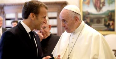 ВСС: Папа Римский обсудит с Макроном необходимость переговоров по Украине