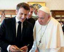 Эммануэль Макрон защищает свое решение посетить Св. Мессу с Папой Римским