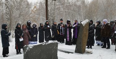 Вечный покой даруй им, Господи… День поминовения всех усопших верных в столице Сибири (+ ФОТО)
