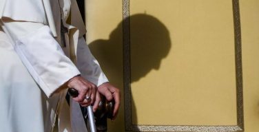 Поездка Папы Римского в Дубай отменена по настоянию врачей