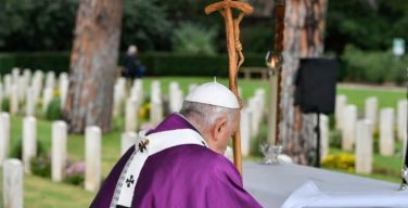 Папа совершил Литургию на Военном кладбище в Риме (+ ФОТО)