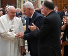 Папа призвал журналистов защищать достоинство людей