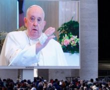 Пресс-служба Ватикана: Святейший Отец продолжает лечение, его состояние улучшается