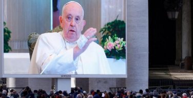 Пресс-служба Ватикана: Святейший Отец продолжает лечение, его состояние улучшается
