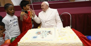 Папа встретил 87-й день рождения в кругу детей (+ ФОТО)