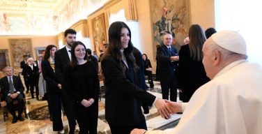 Папа встретился с персоналом итальянской клиники «Миулли» (+ ФОТО)