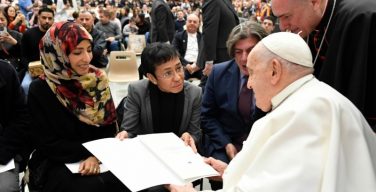 Нобелевские лауреаты вручили Папе Декларацию о человеческом братстве