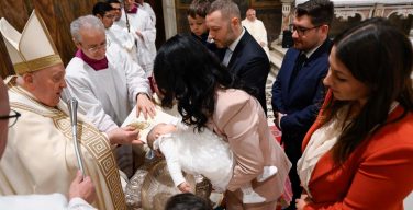 Папа Франциск преподал Таинство Крещения 16 младенцам (+ ФОТО)