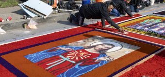 В Гватемале индейцы майя на праздник создают из цветных опилок уличные ковры со священными образами (+ ФОТО)