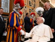 Папа приветствовал новобранцев Швейцарской гвардии (+ ФОТО)