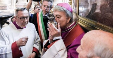 Чудо разжижения крови святого Януария снова произошло в Неаполе
