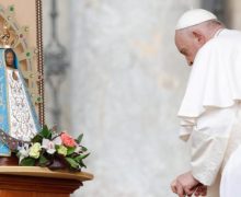 Папа призвал верующих молиться Св. Розарием о мире